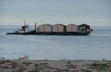 Île d’Anticosti - Bâtiments construits au port de Matane et envoyés par barge à l’île